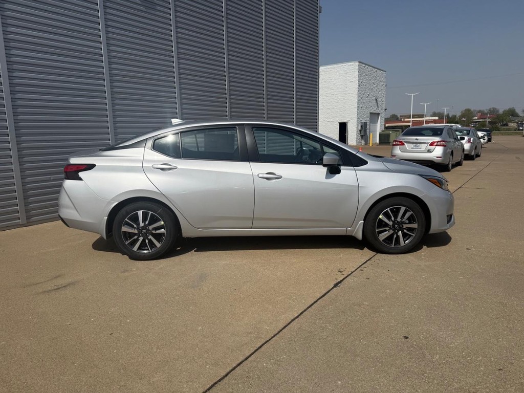 Nissan Versa Vehicle Full-screen Gallery Image 04