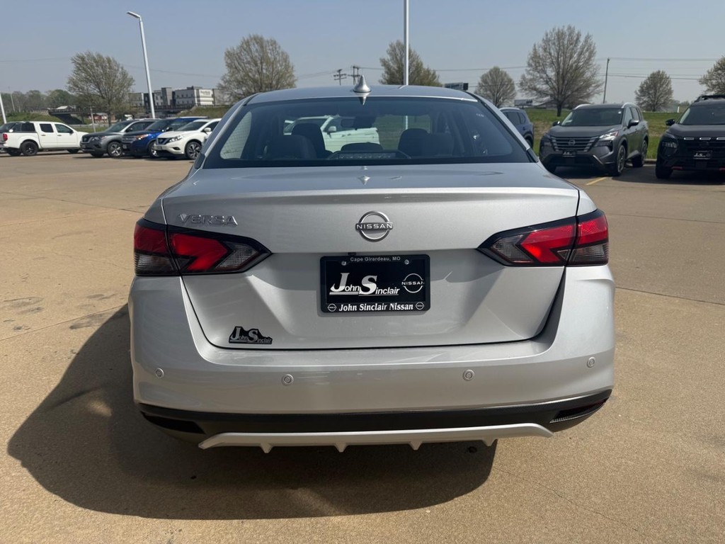 Nissan Versa Vehicle Full-screen Gallery Image 05