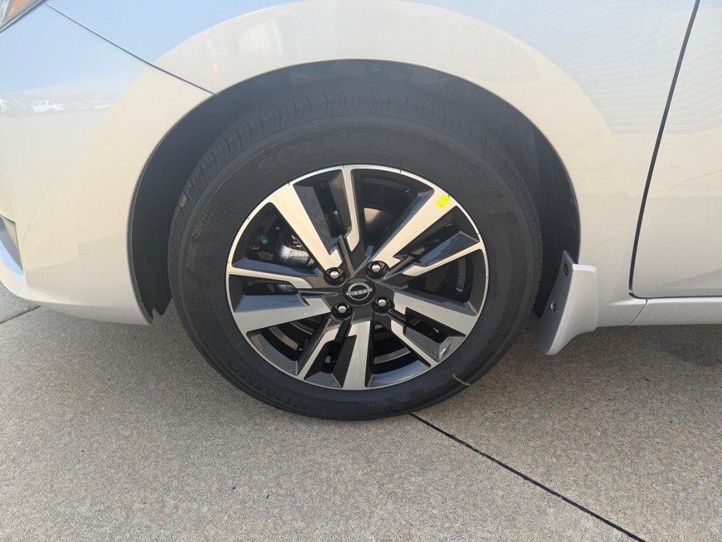 Nissan Versa Vehicle Full-screen Gallery Image 06