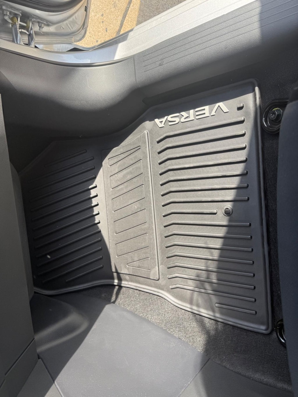 Nissan Versa Vehicle Full-screen Gallery Image 07