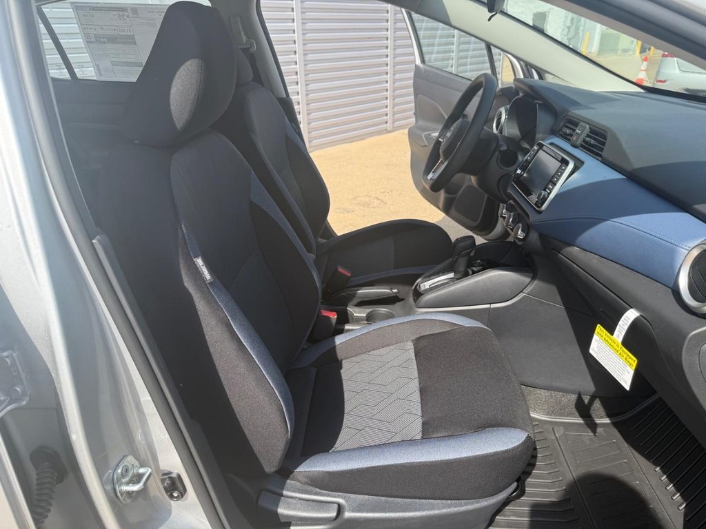 Nissan Versa Vehicle Full-screen Gallery Image 08