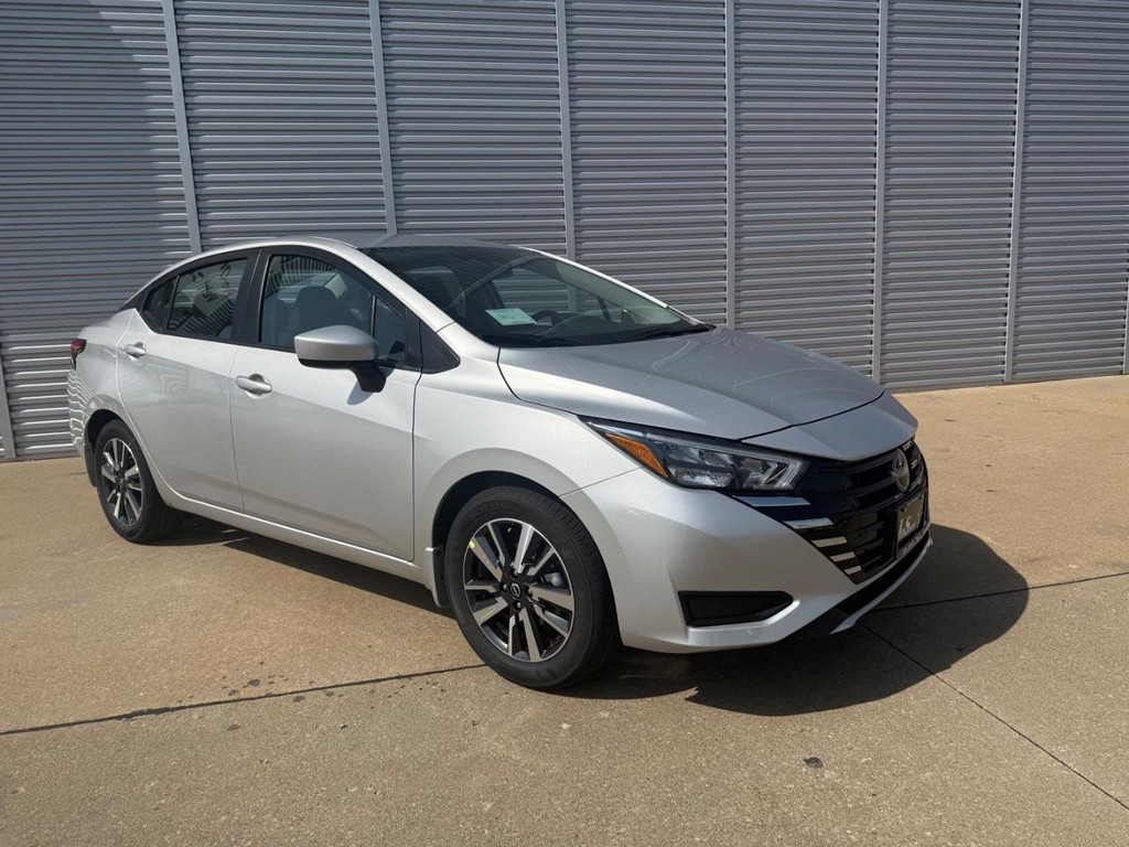 Nissan Versa Vehicle Full-screen Gallery Image 09