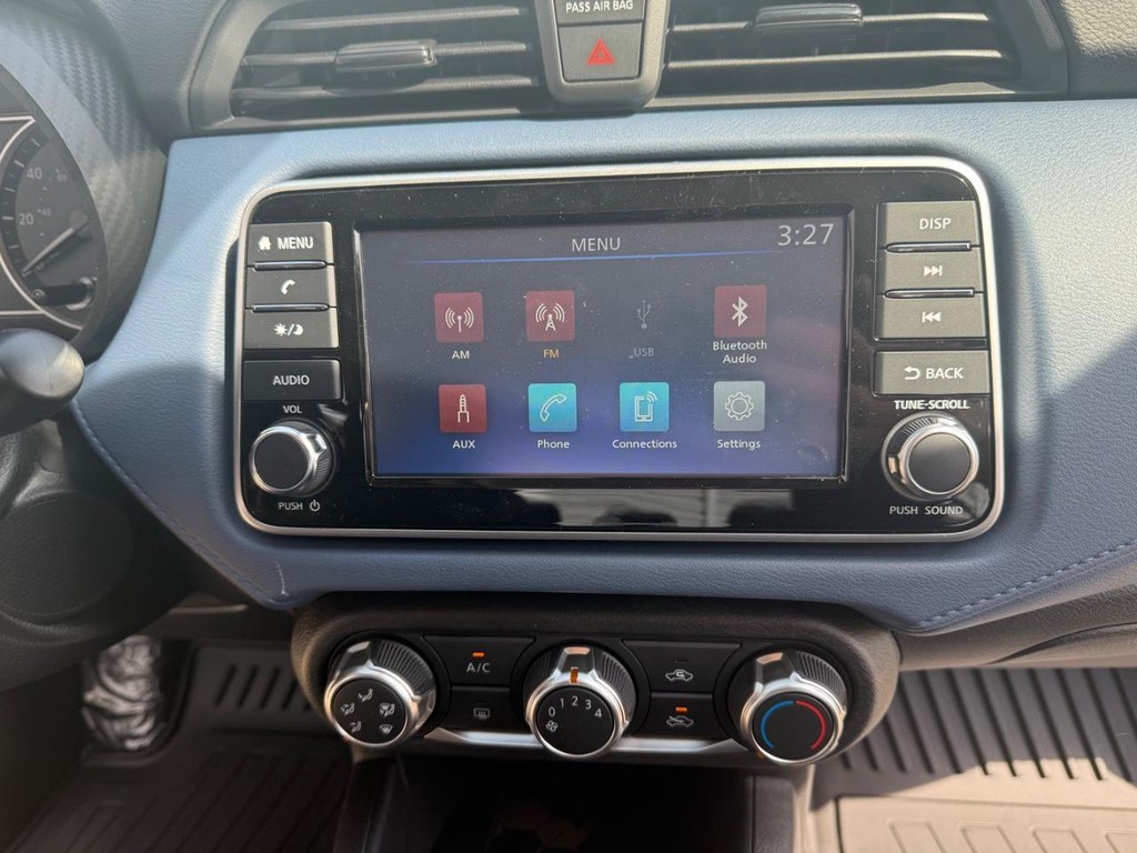 Nissan Versa Vehicle Full-screen Gallery Image 12