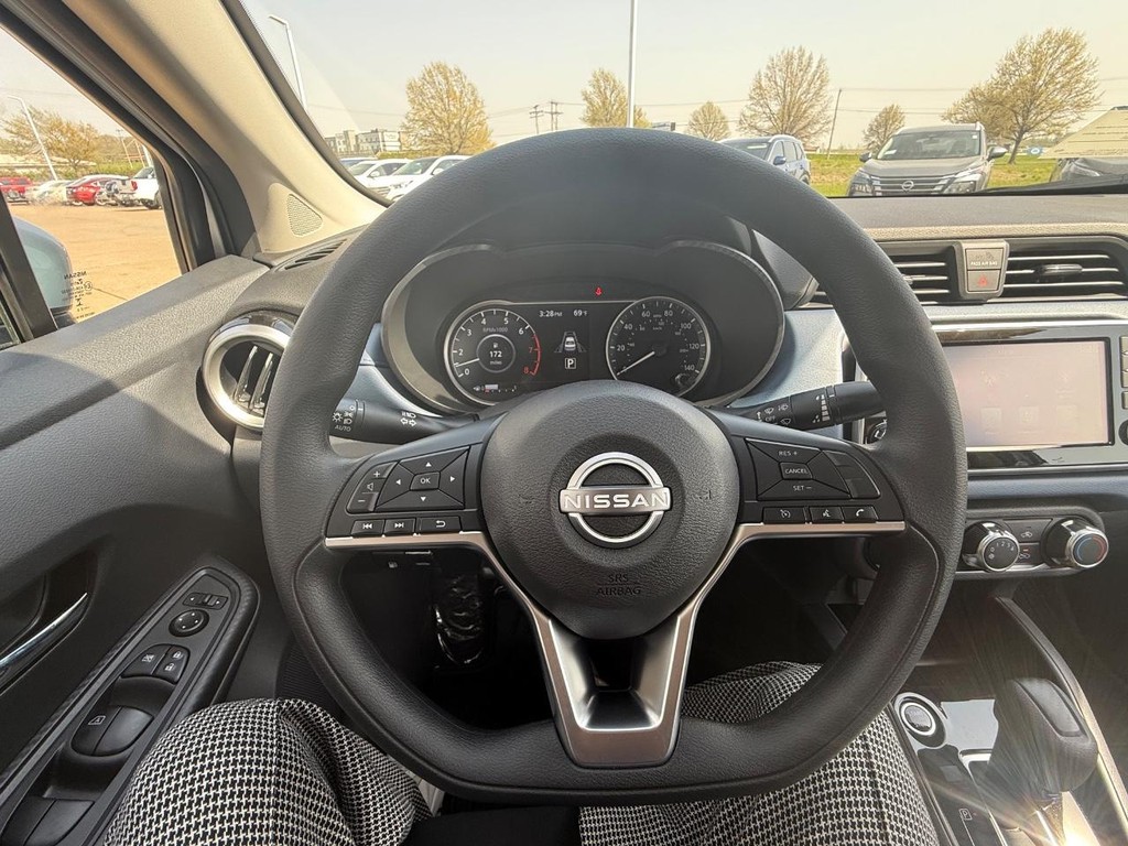 Nissan Versa Vehicle Full-screen Gallery Image 13