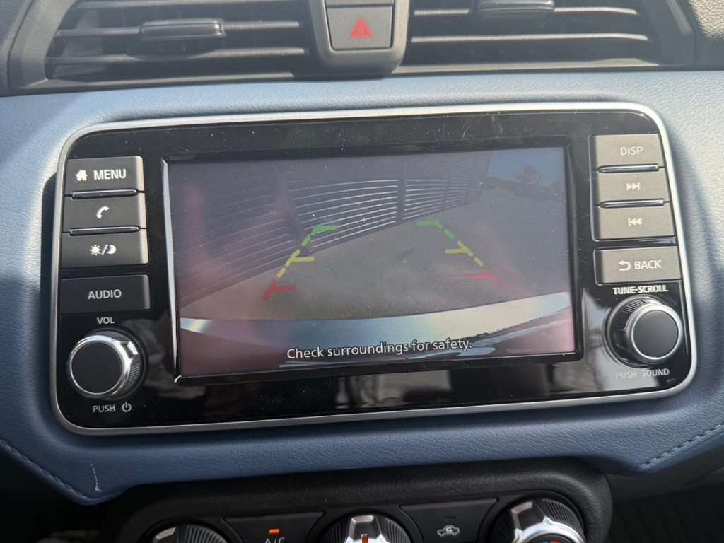 Nissan Versa Vehicle Full-screen Gallery Image 17