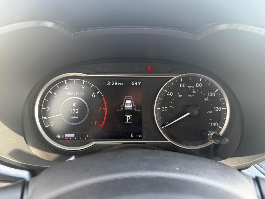 Nissan Versa Vehicle Full-screen Gallery Image 18