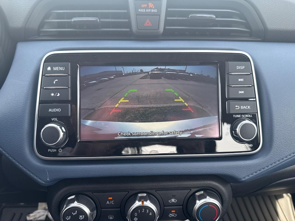 Nissan Versa Vehicle Full-screen Gallery Image 20