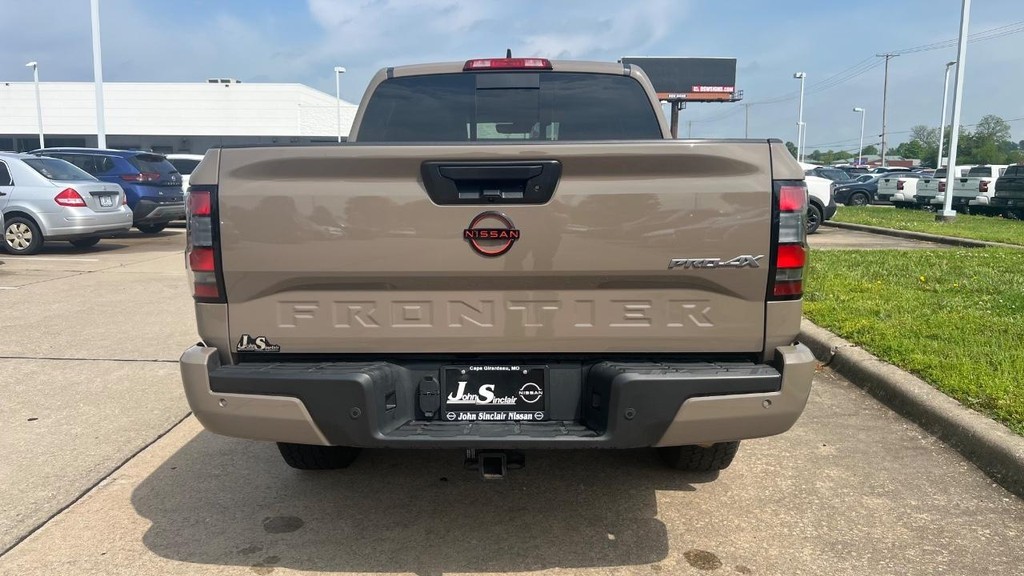 Nissan Frontier Vehicle Full-screen Gallery Image 09