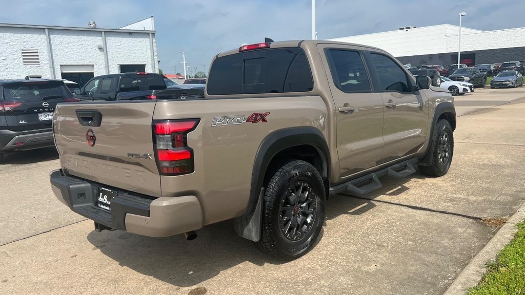 Nissan Frontier Vehicle Full-screen Gallery Image 10