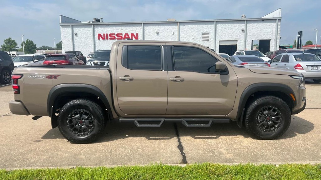Nissan Frontier Vehicle Full-screen Gallery Image 11