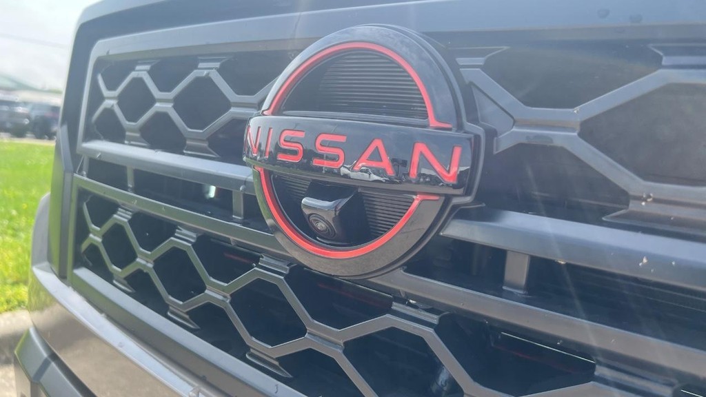 Nissan Frontier Vehicle Full-screen Gallery Image 13