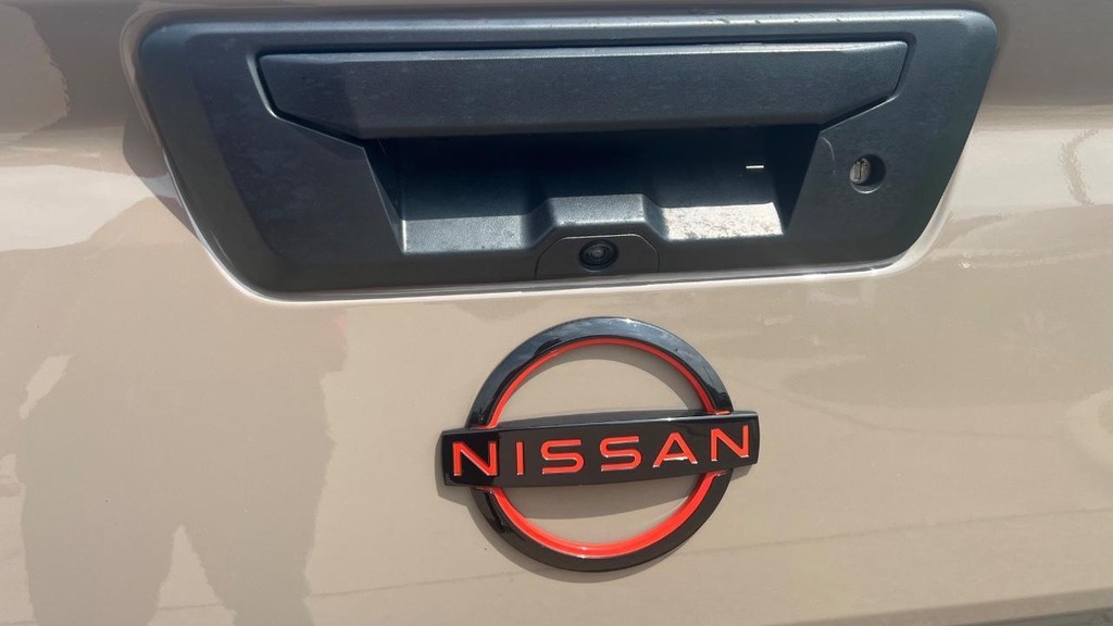 Nissan Frontier Vehicle Full-screen Gallery Image 14