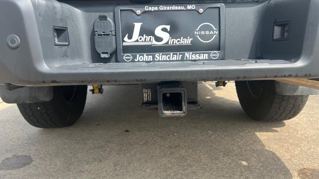Nissan Frontier Vehicle Full-screen Gallery Image 15