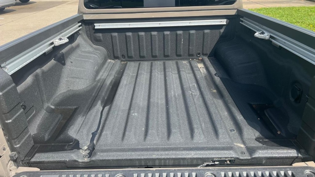 Nissan Frontier Vehicle Full-screen Gallery Image 16