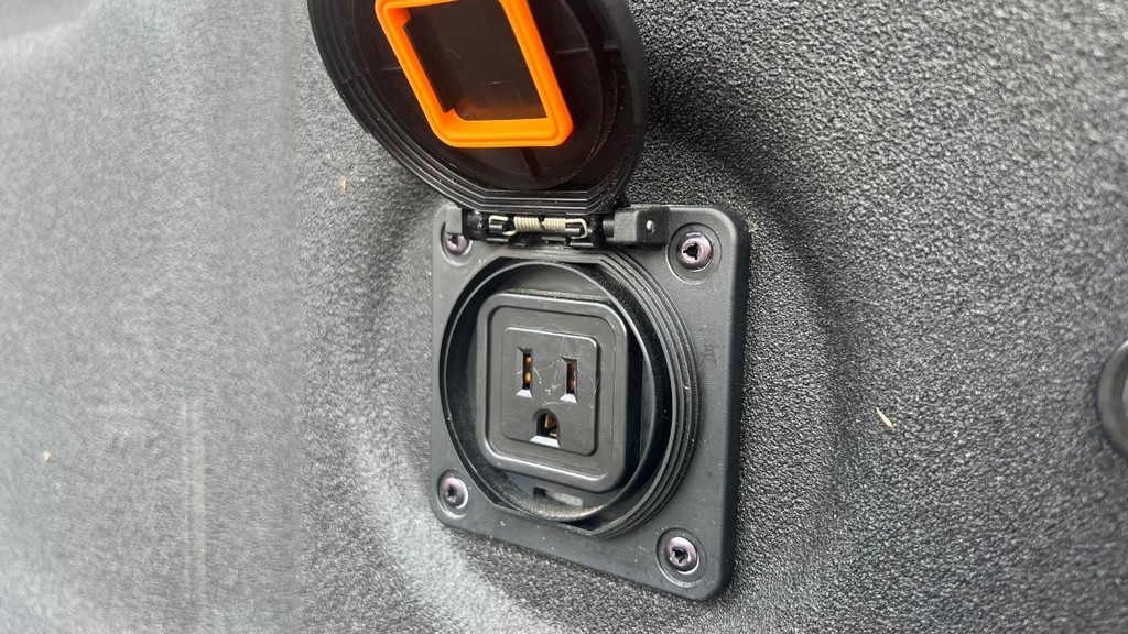 Nissan Frontier Vehicle Full-screen Gallery Image 19