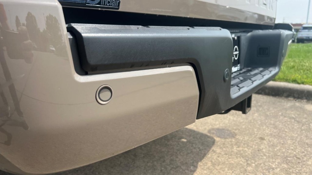 Nissan Frontier Vehicle Full-screen Gallery Image 22