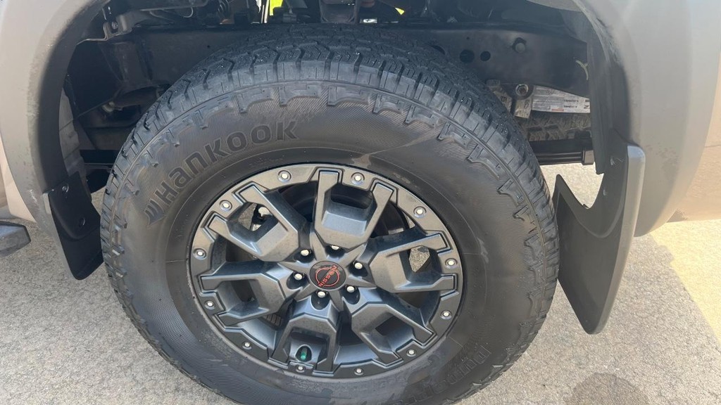 Nissan Frontier Vehicle Full-screen Gallery Image 23