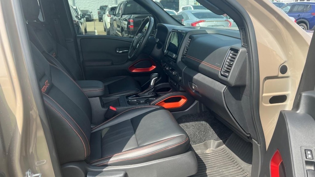 Nissan Frontier Vehicle Full-screen Gallery Image 27