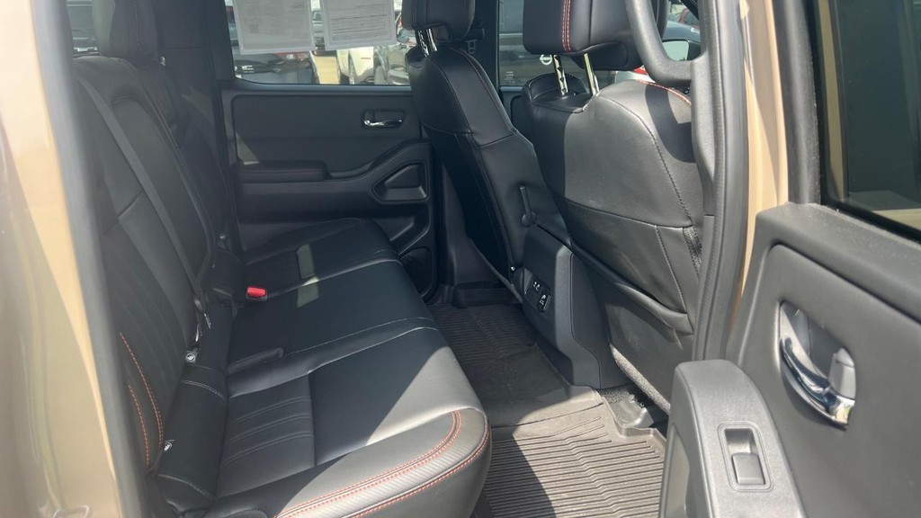 Nissan Frontier Vehicle Full-screen Gallery Image 28
