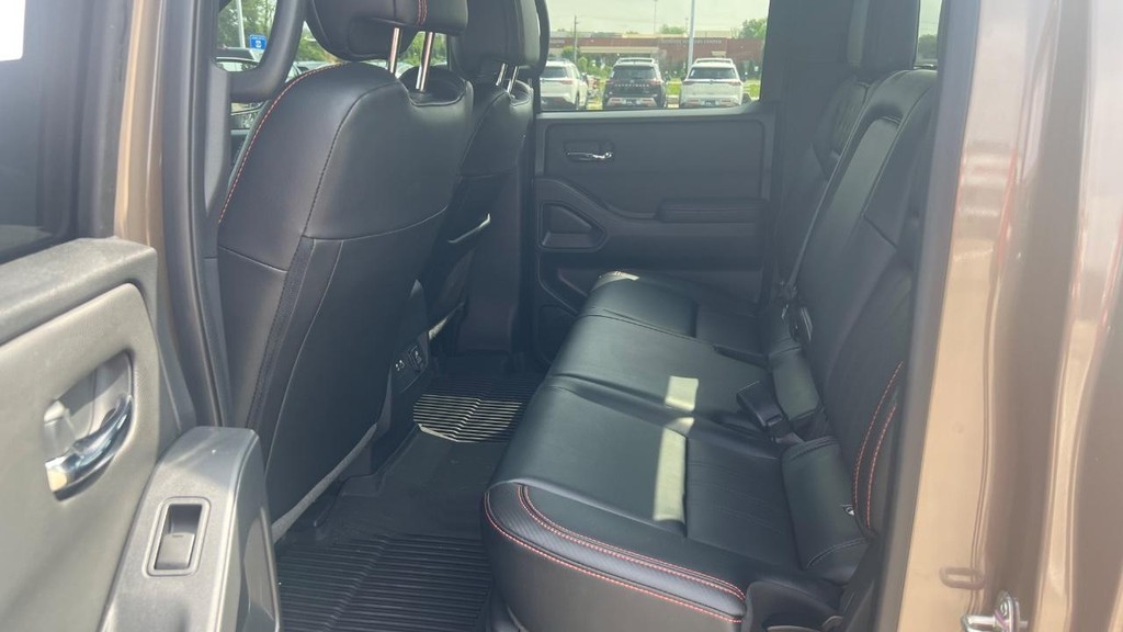 Nissan Frontier Vehicle Full-screen Gallery Image 29