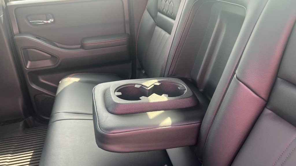 Nissan Frontier Vehicle Full-screen Gallery Image 30