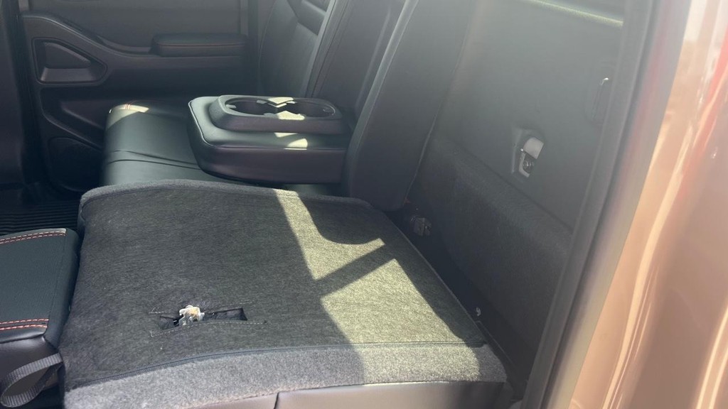 Nissan Frontier Vehicle Full-screen Gallery Image 32