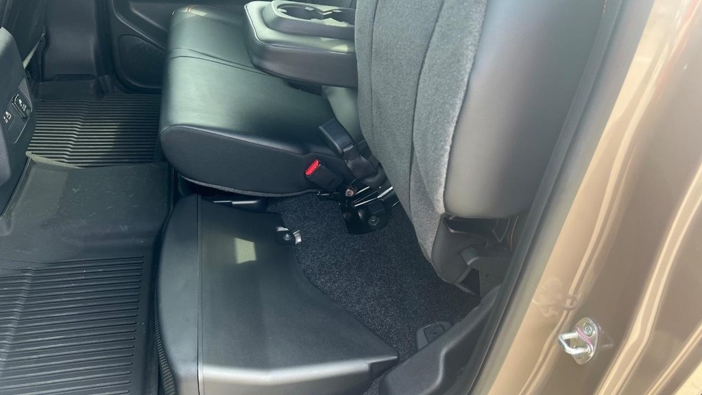 Nissan Frontier Vehicle Full-screen Gallery Image 33