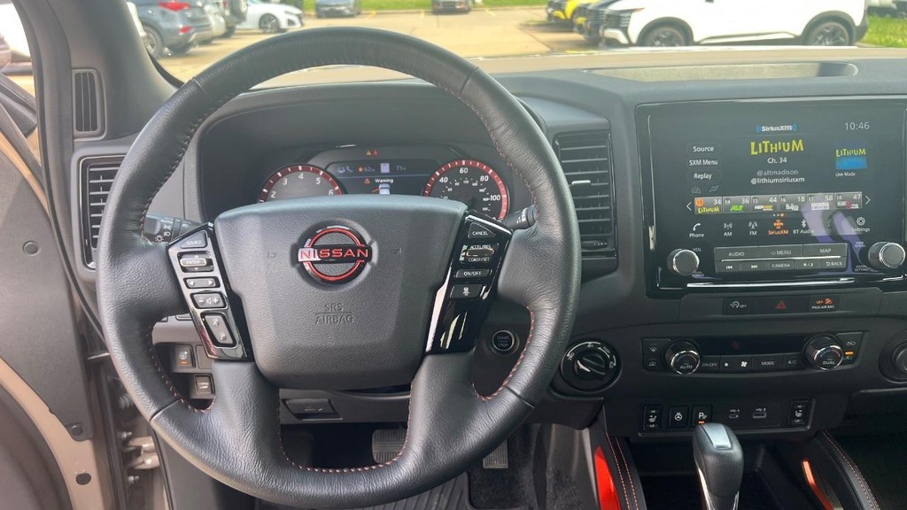 Nissan Frontier Vehicle Full-screen Gallery Image 37
