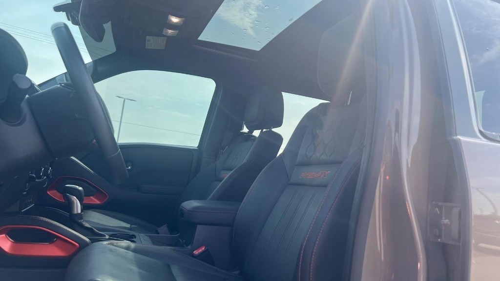 Nissan Frontier Vehicle Full-screen Gallery Image 38