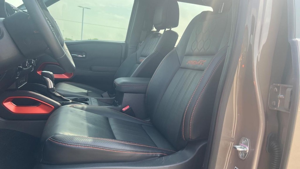 Nissan Frontier Vehicle Full-screen Gallery Image 39