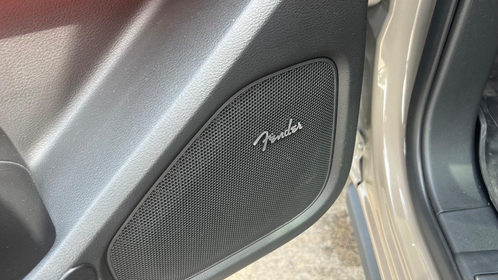 Nissan Frontier Vehicle Full-screen Gallery Image 41