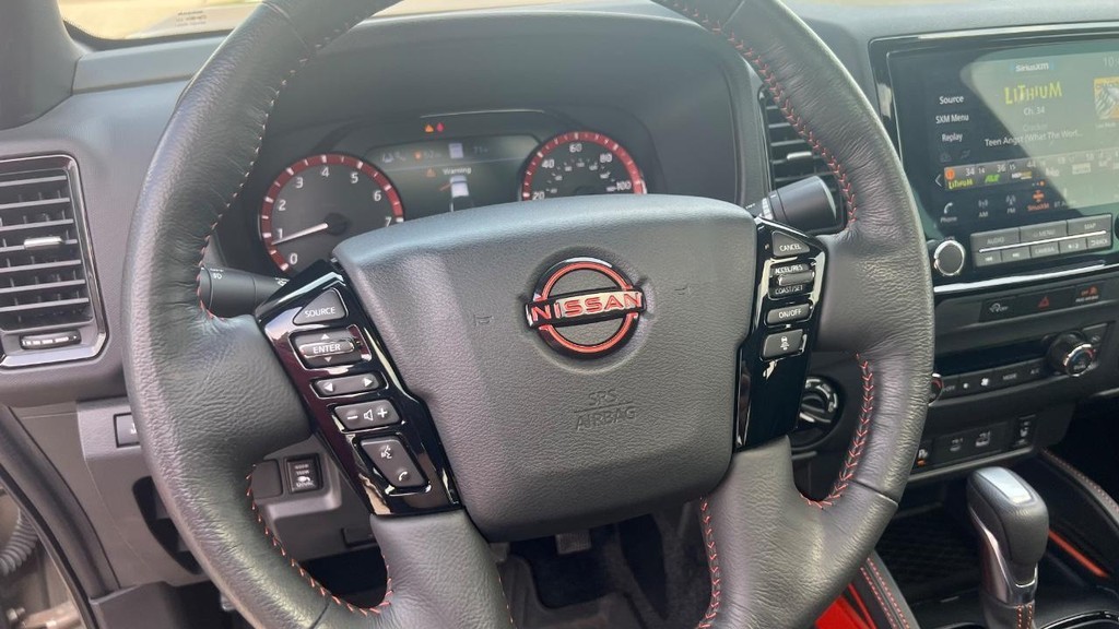 Nissan Frontier Vehicle Full-screen Gallery Image 43