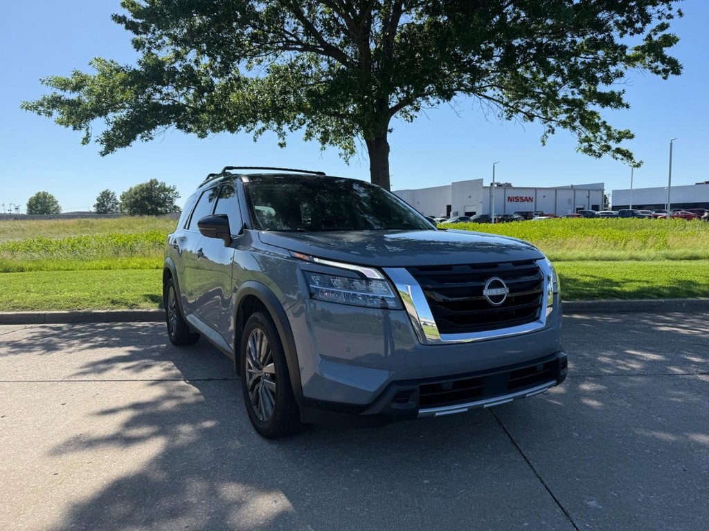 Nissan Pathfinder Vehicle Full-screen Gallery Image 05