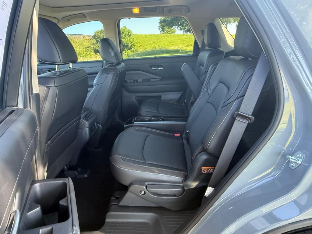 Nissan Pathfinder Vehicle Full-screen Gallery Image 09