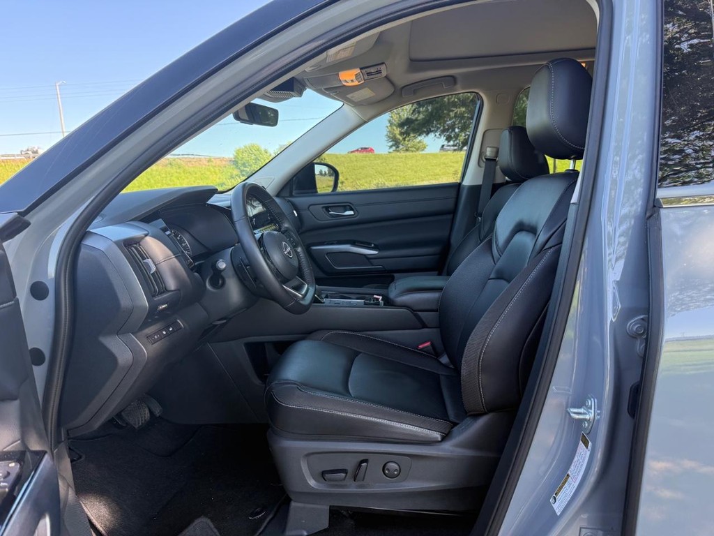 Nissan Pathfinder Vehicle Full-screen Gallery Image 10