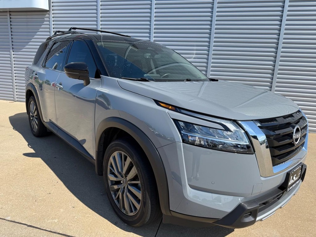 Nissan Pathfinder Vehicle Full-screen Gallery Image 11
