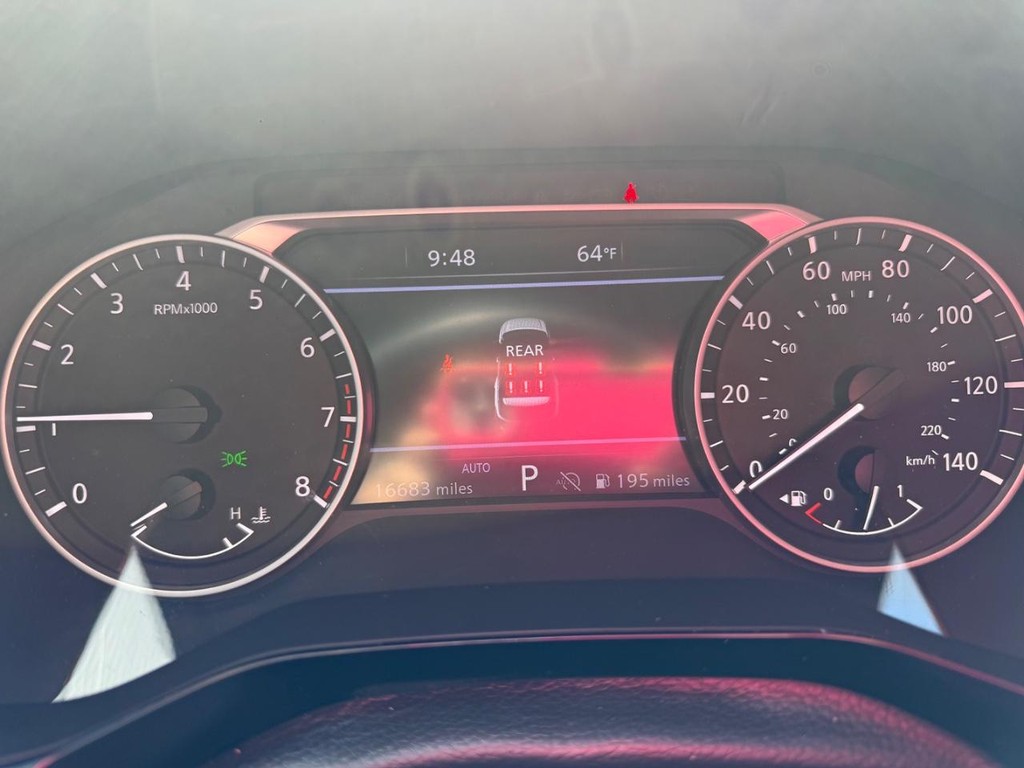 Nissan Pathfinder Vehicle Full-screen Gallery Image 12