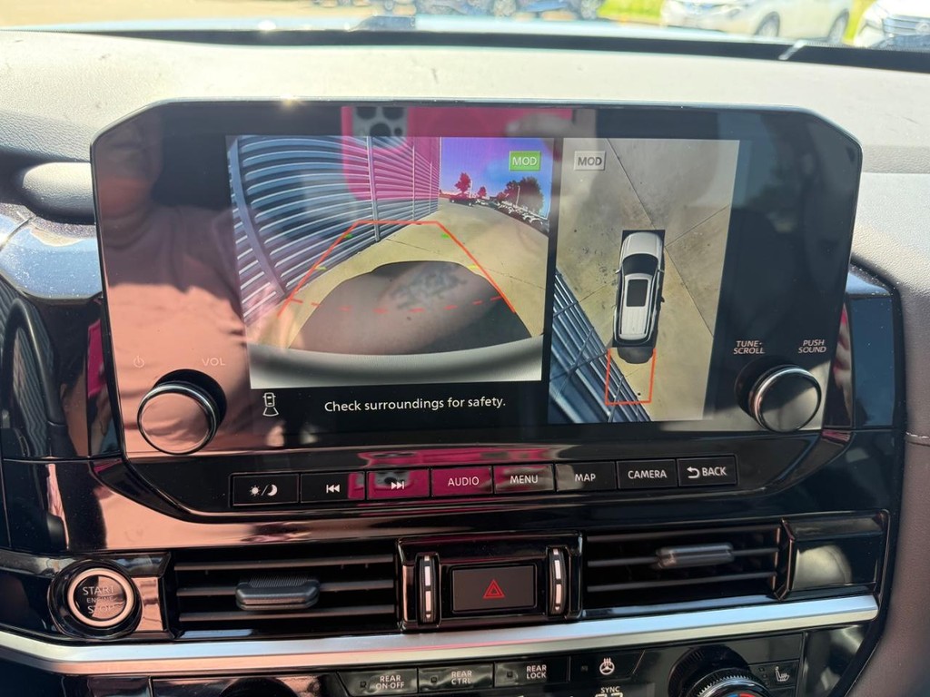 Nissan Pathfinder Vehicle Full-screen Gallery Image 13