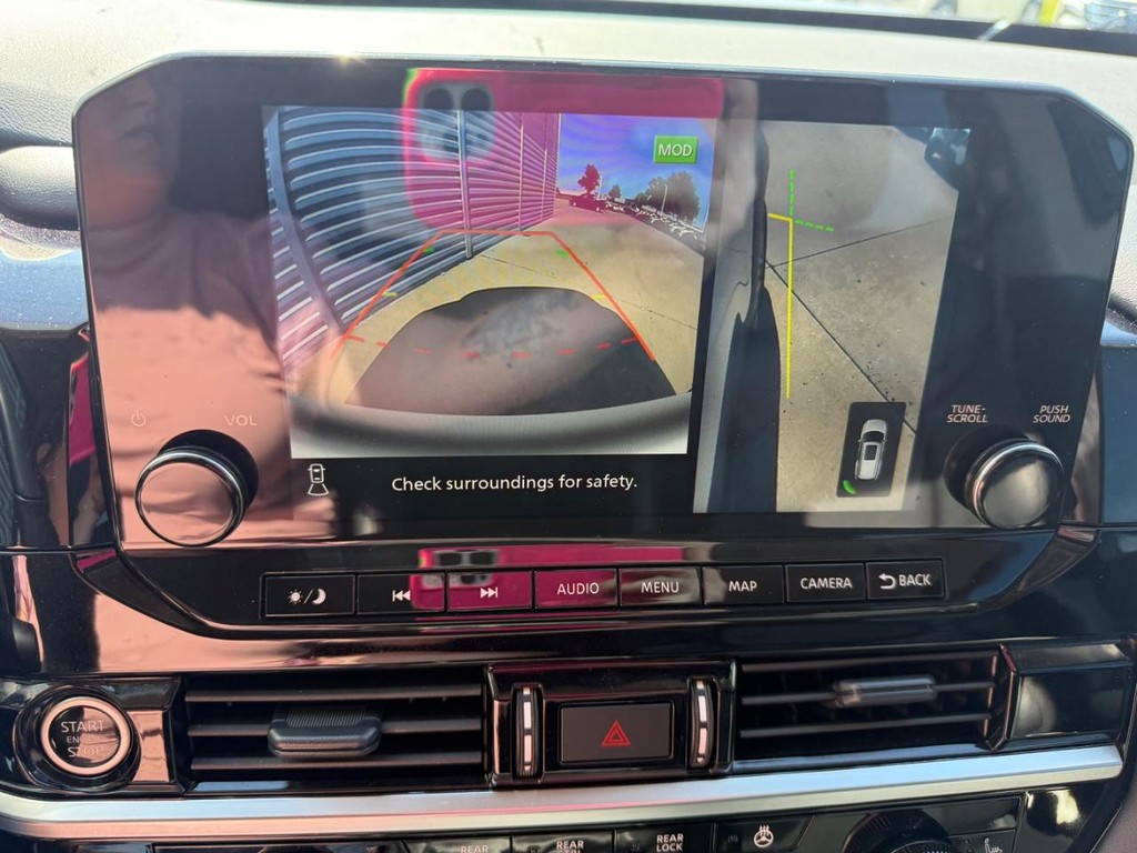 Nissan Pathfinder Vehicle Full-screen Gallery Image 14