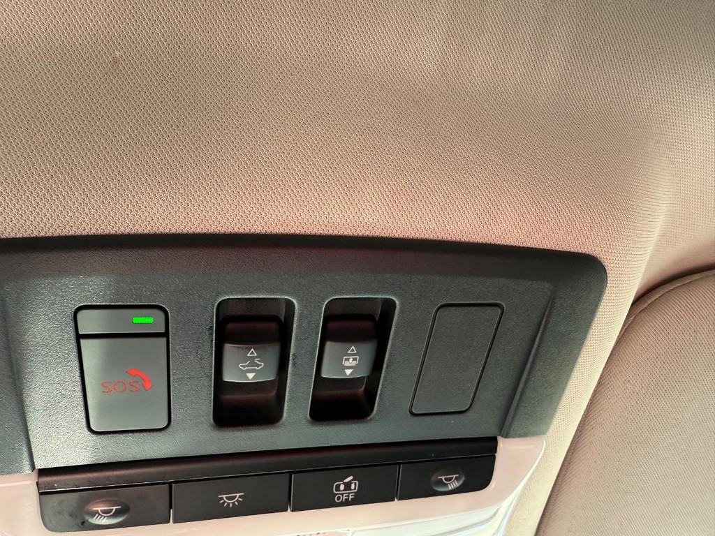 Nissan Pathfinder Vehicle Full-screen Gallery Image 15