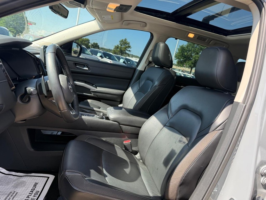 Nissan Pathfinder Vehicle Full-screen Gallery Image 16