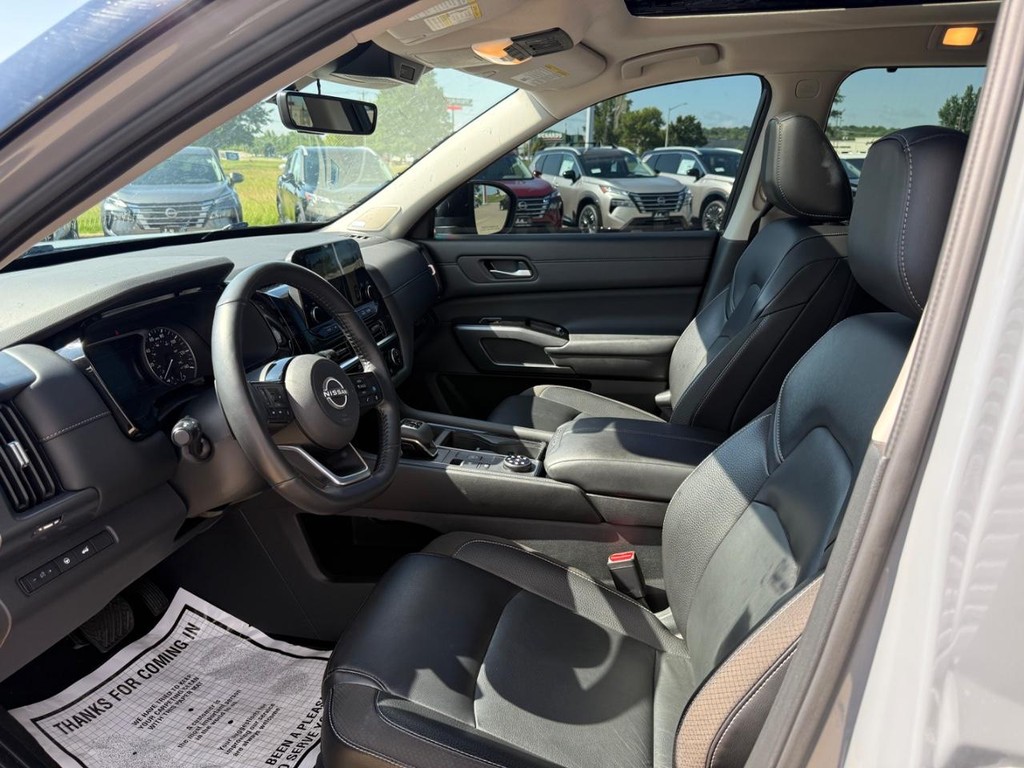 Nissan Pathfinder Vehicle Full-screen Gallery Image 17
