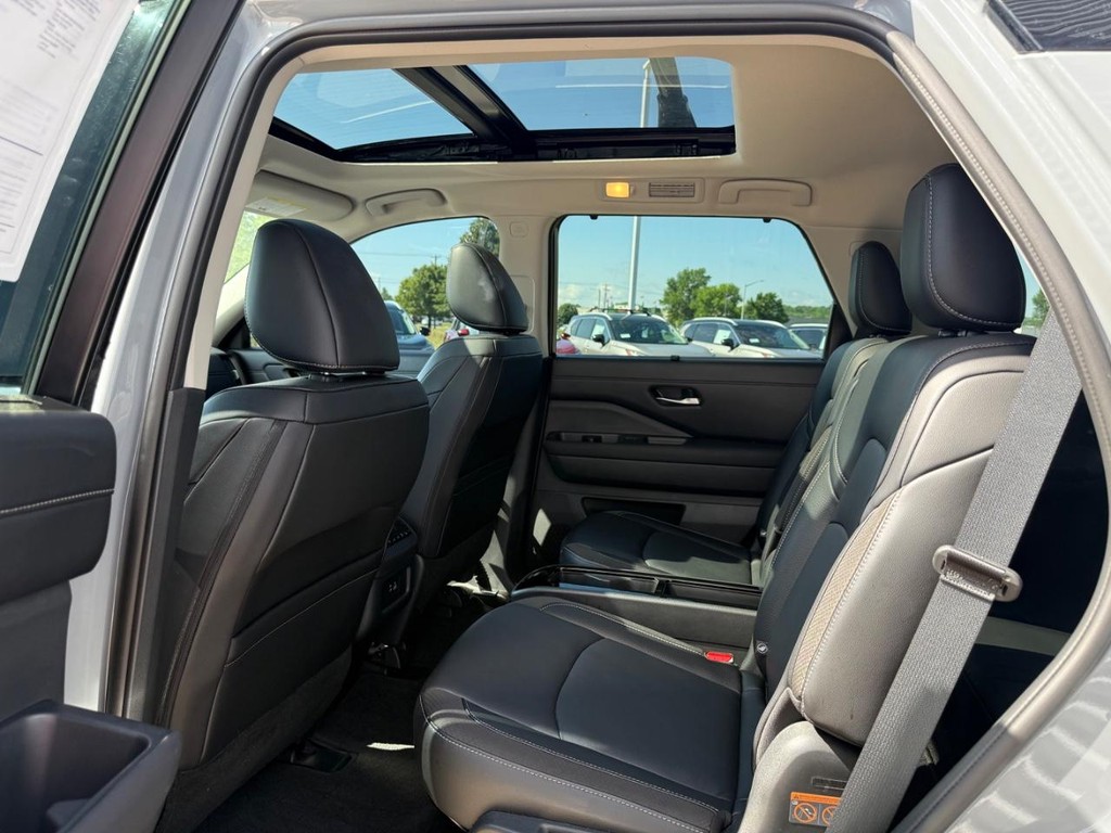 Nissan Pathfinder Vehicle Full-screen Gallery Image 18