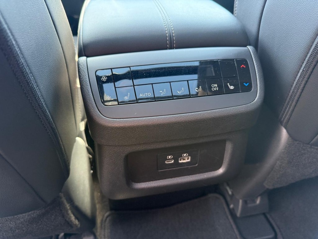 Nissan Pathfinder Vehicle Full-screen Gallery Image 20
