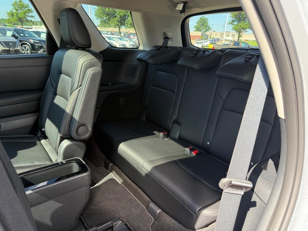 Nissan Pathfinder Vehicle Full-screen Gallery Image 22