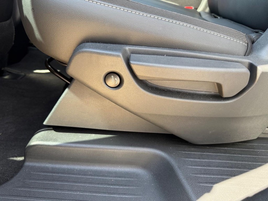 Nissan Pathfinder Vehicle Full-screen Gallery Image 23