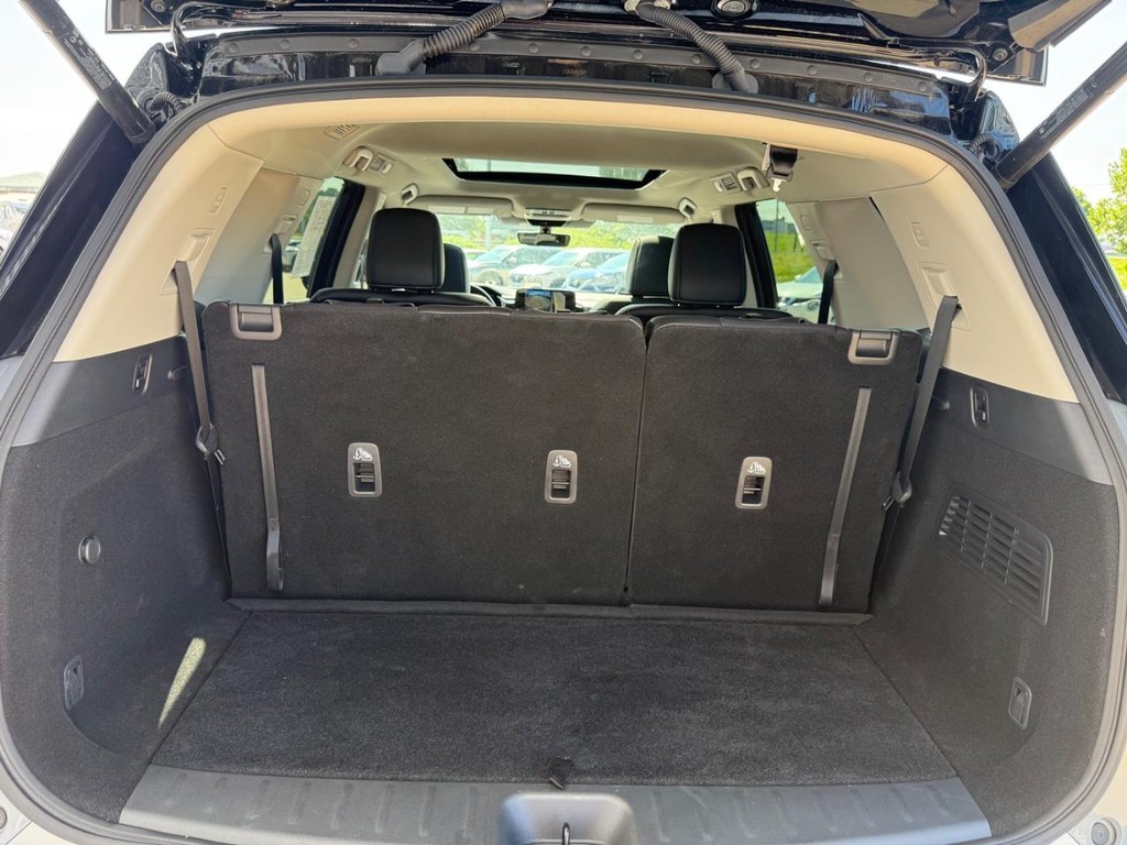 Nissan Pathfinder Vehicle Full-screen Gallery Image 24