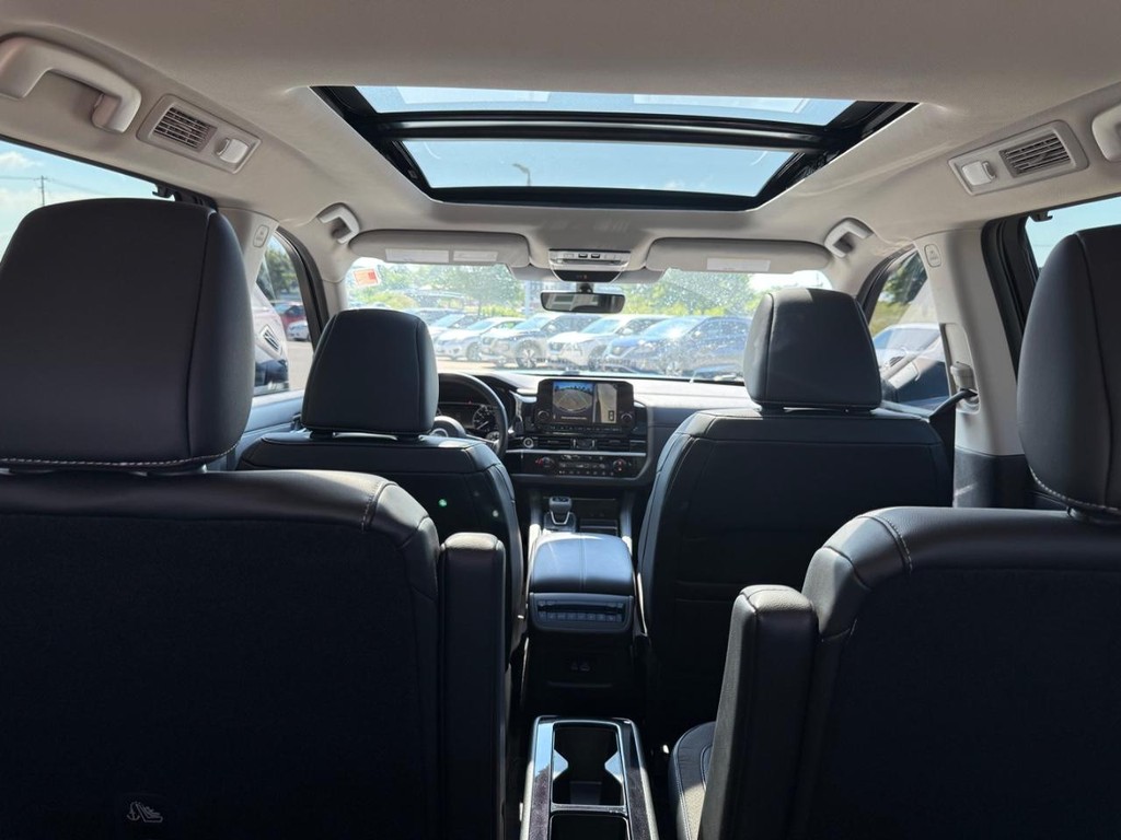 Nissan Pathfinder Vehicle Full-screen Gallery Image 26