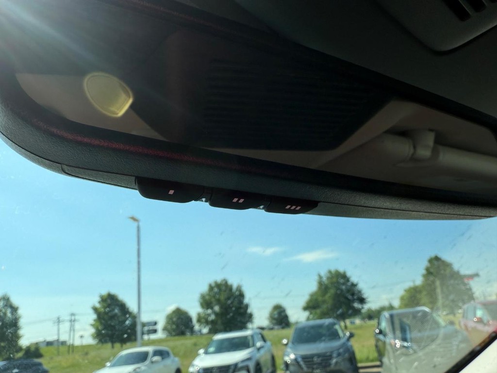 Nissan Pathfinder Vehicle Full-screen Gallery Image 29