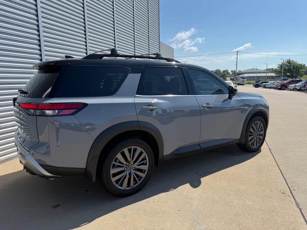 Nissan Pathfinder Vehicle Full-screen Gallery Image 38